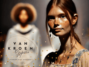 "Zwei Models auf einer Boho-Chic Fashion Show, inspiriert von der Ästhetik von Vanessa van Kroen. Das Modell im Vordergrund trägt ein fließendes, pastellfarbenes Outfit aus natürlichen Stoffen und ist mit Sommersprossen verziert. Sie trägt elegante Accessoires und strahlt eine entspannte, selbstbewusste Ausstrahlung aus. Das zweite Modell im Hintergrund trägt ein ähnliches Outfit und ergänzt das Gesamtbild. Die weiche, warme Beleuchtung schafft eine natürliche und elegante Atmosphäre, die die Schönheit der Mode und der Models betont."