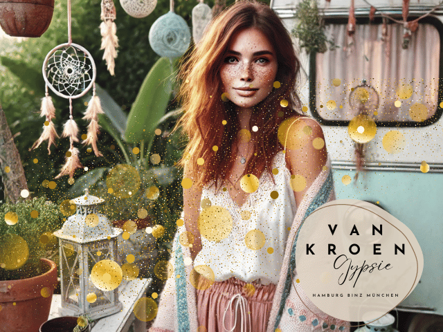 Eine moderne Bohemian Frau mit fließendem Haar, gekleidet im Boho-Stil in pastelligen Tönen, steht vor einem liebevoll geschmückten Caravan. Die Szene ist von sanftem, natürlichem Licht durchzogen und vermittelt eine warme, träumerische Atmosphäre. Der Caravan ist mit Boho-Elementen wie Traumfängern, Vintage-Teppichen und Pflanzen dekoriert. Die Frau strahlt eine sorglose, freigeistige Ausstrahlung aus, die den Vanessa Van Kroen-Stil perfekt verkörpert.