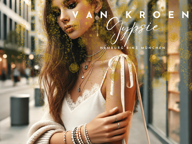 „Eine junge Frau trägt ein modernes, minimalistisches Boho-Chic-Outfit mit dezentem Schmuck, darunter schlichte, geschichtete Halsketten, feine Creolen und ein Perlenarmband von Vanessa van Kroen. Sie spaziert entspannt durch eine urbane Einkaufsstraße, trägt eine Einkaufstasche und genießt die fröhliche Atmosphäre in einer trendigen Stadtgegend. Die Szene strahlt eine moderne, natürliche Eleganz aus, mit urbanen Gebäuden und natürlichem Licht, das eine unaufdringliche, stilvolle Atmosphäre schafft.“
