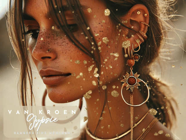 "Eine stilvolle Frau trägt elegante Boho-Chic Creolen mit feinen handgefertigten Details. Die Creolen sind beidseitig gleich, aus hochwertigem Gold gefertigt und teilweise mit filigranen Gravuren oder Edelsteinen verziert. Die natürliche Beleuchtung und warme Erdtöne unterstreichen den mühelosen, raffinierten Look im Vanessa Van Kroen Stil."