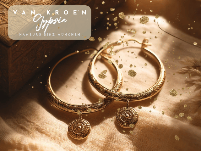 "Ein elegantes Paar Boho-Chic Creolen mit filigranen handgefertigten Details. Die goldenen Ohrringe sind zeitlos gestaltet, mit feinen Gravuren und einer sanften, natürlichen Textur. Die warme Beleuchtung betont die hochwertige Verarbeitung und unterstreicht den stilvollen, modernen Look im Vanessa Van Kroen Stil."