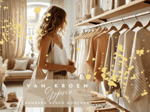 "Eine stilvolle Kundin durchstöbert Vanessa van Kroens moderne Boho-Chic Boutique und bewundert erdtonfarbene Mode und filigrane handgefertigte Schmuckstücke. Die Boutique bietet eine helle, luftige Atmosphäre mit natürlichen Holzelementen, sanften Pastellfarben und fließenden Stoffen."