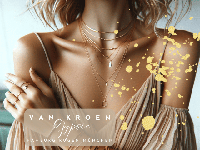 Nahaufnahme eines modernen Boho-Chic Outfits mit stilvollen handgefertigten Accessoires von Vanessa van Kroen. Ein fließendes, erdtonfarbenes Kleid wird mit geschichteten Goldketten, filigranen Ringen und dezenten Armreifen kombiniert. Sanfte Pastelltöne und natürliches Licht verleihen dem Look eine frische und elegante Ästhetik."