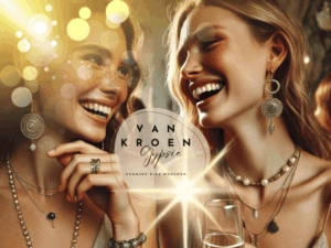 Zwei junge Frauen auf einer Gala, die sich unterhalten und ein Glas Sekt trinken. Beide tragen boho-inspirierte Modeschmuckstücke aus der Vanessa Van Kroen Kollektion, mit minimaler Schminke und natürlichen Sommersprossen. Die entspannte, elegante Atmosphäre wird durch sanfte Beleuchtung hervorgehoben und spiegelt eine freigeistige, elegante Stimmung wider."