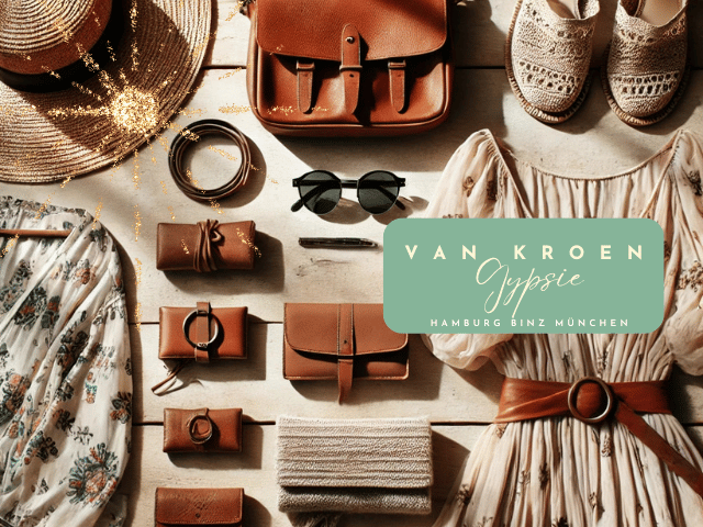 „Ein stilvolles und elegantes Flat-Lay das eine Sammlung von Boho-Chic Mode-Essentials zeigt. Zu sehen sind ein fließendes, pastellfarbenes Kleid, handgefertigte Lederaccessoires, eine Sonnenbrille, ein gewebter Hut und ein schickes Tuch. Die Teile sind auf einer natürlichen Holzoberfläche arrangiert, wobei weiches Sonnenlicht die Texturen und Details jedes Stücks hervorhebt. Die Atmosphäre ist warm, einladend und elegant, mit einer träumerischen, künstlerischen Stimmung, die den freien, bohemischen Stil der Vanessa Van Kroen Marke widerspiegelt.“