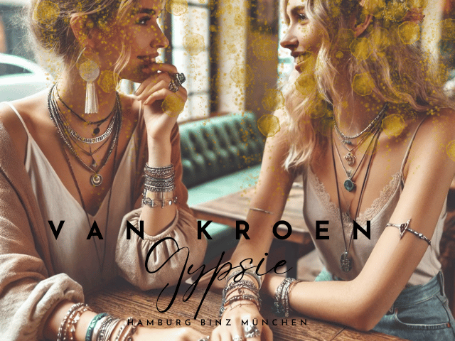„Zwei Freundinnen sitzen in einem gemütlichen Café und unterhalten sich. Beide tragen Boho-Schmuck, einschließlich geschichteter Halsketten, zarter Ringe und Perlenarmbänder von Vanessa van Kroen. Eine von ihnen trägt einen Blumenkranz, die andere schlichte, moderne Ohrringe. Die Café-Atmosphäre ist warm und einladend, mit natürlichem Licht, das durch die Fenster strömt, weichen Möbeln und Holztischen. Die Szene vermittelt eine entspannte, freundliche Stimmung zwischen den beiden, wobei der Fokus auf dem Boho-Schmuck liegt.“